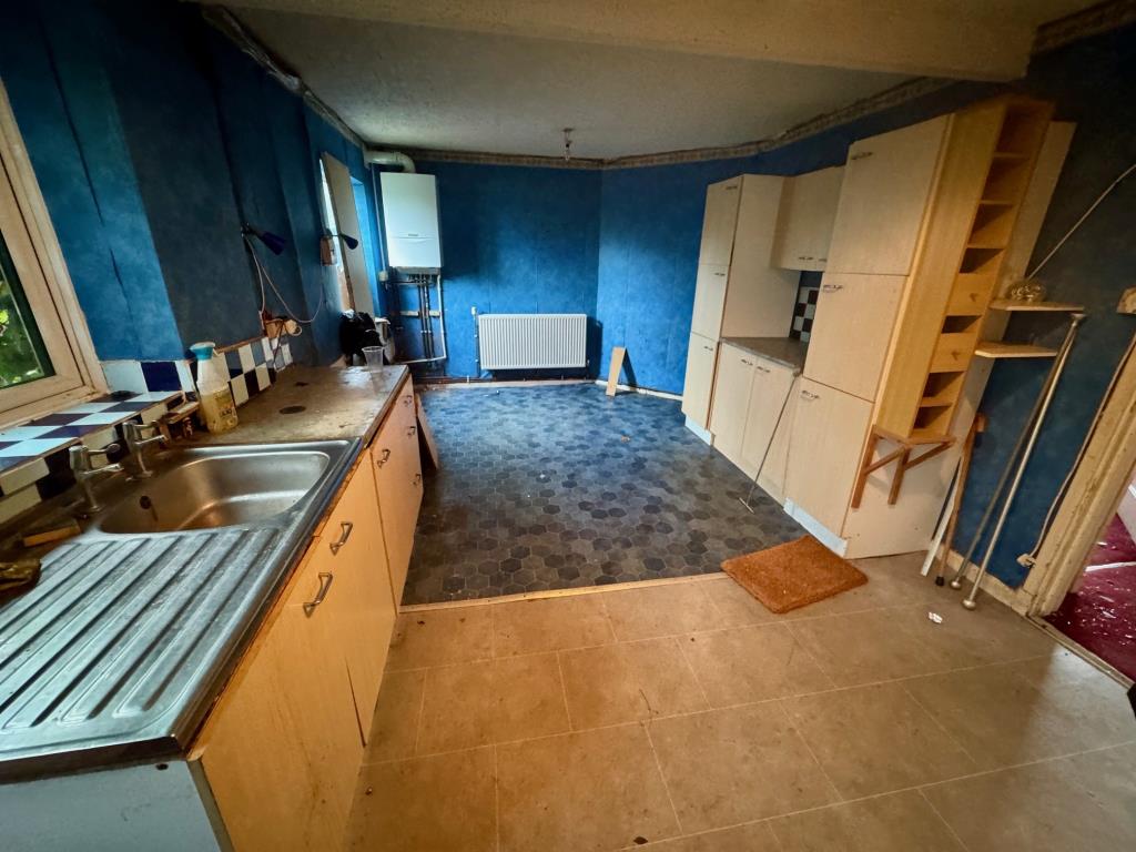Lot: 77 - MID-TERRACE HOUSE FOR IMPROVEMENT - Kitchen dining room